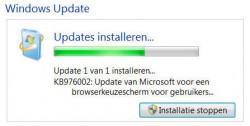 De eerste update KB976002 wordt geïnstalleerd