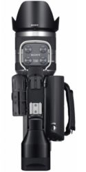 De NEX-VG10E beschikt over een ‘arm’ waarop de zoeker en de microfoon zijn bevestigd