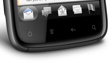In de zwarte rand zien we vier aanraakgevoelige Android-toetsen (home, menu, terug, zoeken)