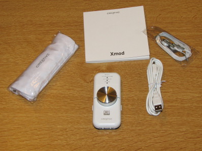 In de doos zitten de Xmod, oortjes, USB kabel, draagzakje en handleiding