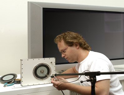 Een medewerker van Philips test een prototype van BarryBass